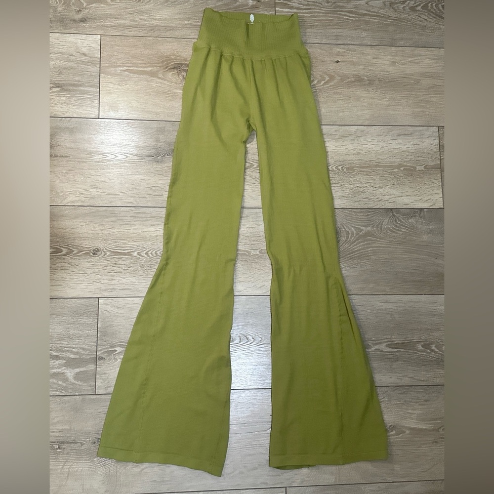 •Sold•  FP Movement *Rare* Good Karma Flare Leggings In Olive Green - Picture 3 of 10